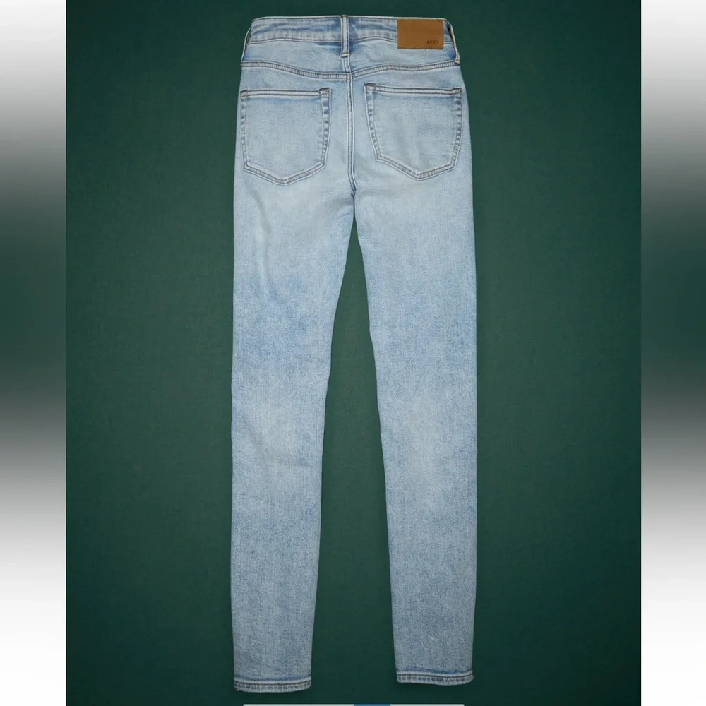American Eagle Like New AE77 Premium Skinny Jeans Size 6 Reg. in Light Destroy - Picture 5 of 15